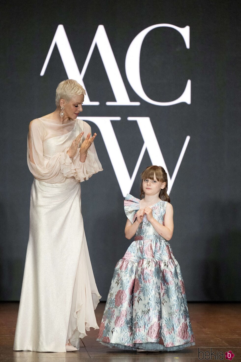 Charlene de Mónaco y Gabriella de Mónaco aplaudiendo en los Monte-Carlo Fashion Awards