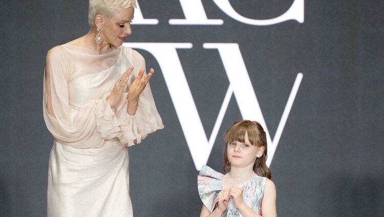 Charlene de Mónaco y Gabriella de Mónaco aplaudiendo en los Monte-Carlo Fashion Awards