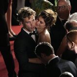 Kaia Gerber mira enamorada a Austin Butler en el estreno de 'Elvis' en el Festival de Cannes 2022