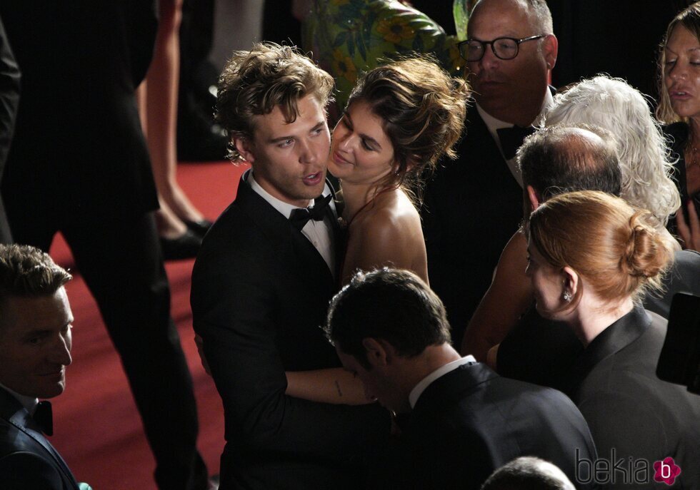 Kaia Gerber mira enamorada a Austin Butler en el estreno de 'Elvis' en el Festival de Cannes 2022