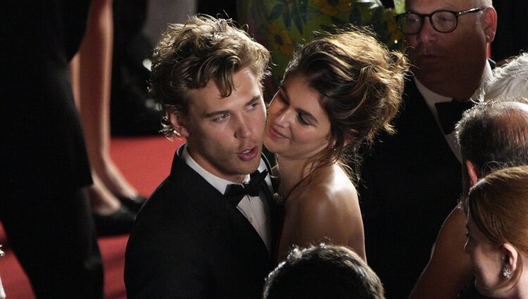 Kaia Gerber mira enamorada a Austin Butler en el estreno de 'Elvis' en el Festival de Cannes 2022