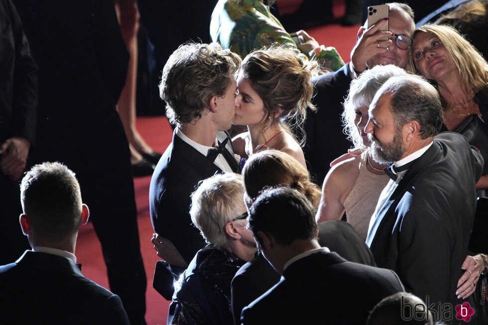 Kaia Gerber y Austin Butler besándose en el estreno de 'Elvis' en el Festival de Cannes 2022