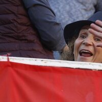 La Infanta Elena saluda divertida en los toros