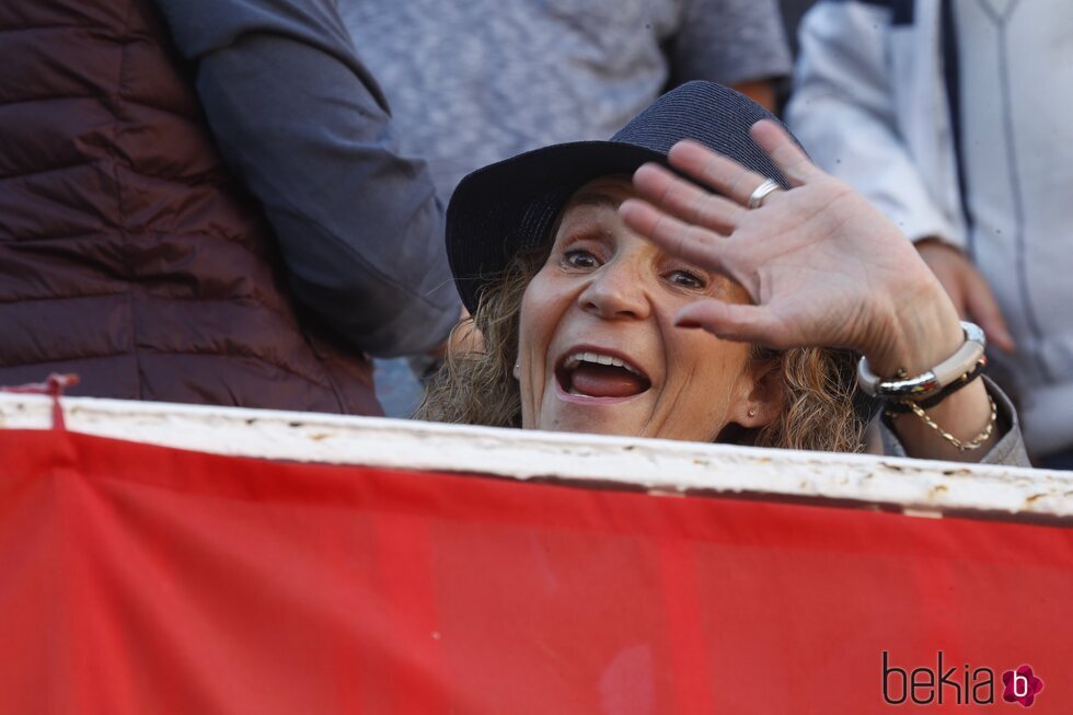 La Infanta Elena saluda divertida en los toros