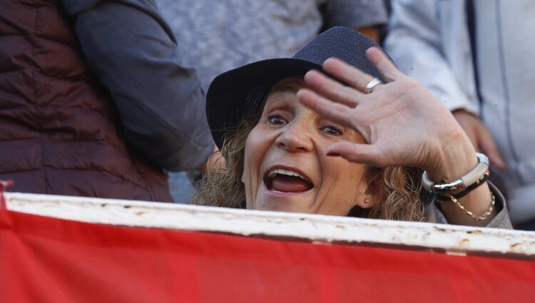 La Infanta Elena saluda divertida en los toros