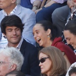 Victoria Federica riéndose en los toros con su amiga Rocío Laffon y un amigo