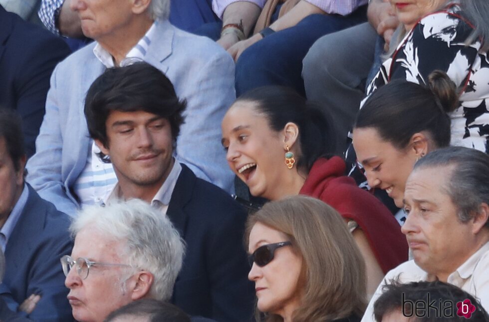 Victoria Federica riéndose en los toros con su amiga Rocío Laffon y un amigo