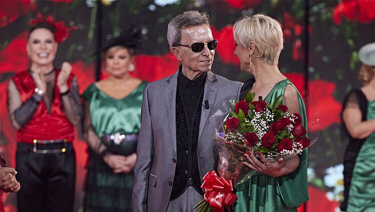 Ana María Aldón recibe flores de Ortega Cano tras presentar su colección en la 'Sálvame Fashion Week 2022'