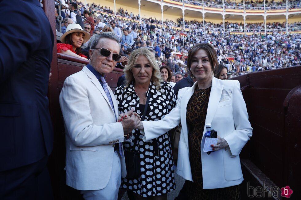 Ana Rosa Quintana saludando a José Ortega Cano en la plaza de toros de Las Ventas de Madrid