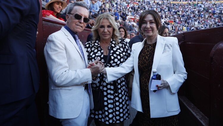 Ana Rosa Quintana saludando a José Ortega Cano en la plaza de toros de Las Ventas de Madrid