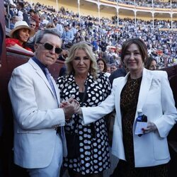 Ana Rosa Quintana saludando a José Ortega Cano en la plaza de toros de Las Ventas de Madrid