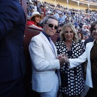 Ana Rosa Quintana saludando a José Ortega Cano en la plaza de toros de Las Ventas de Madrid