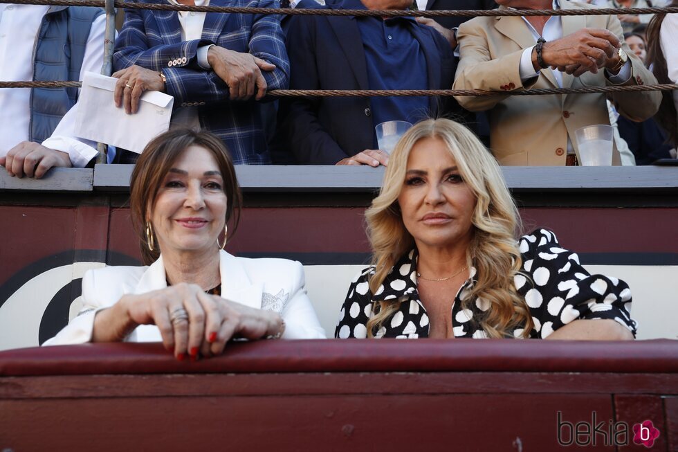 Ana Rosa Quintana con Cristina Tárrega en Las Ventas de Madrid