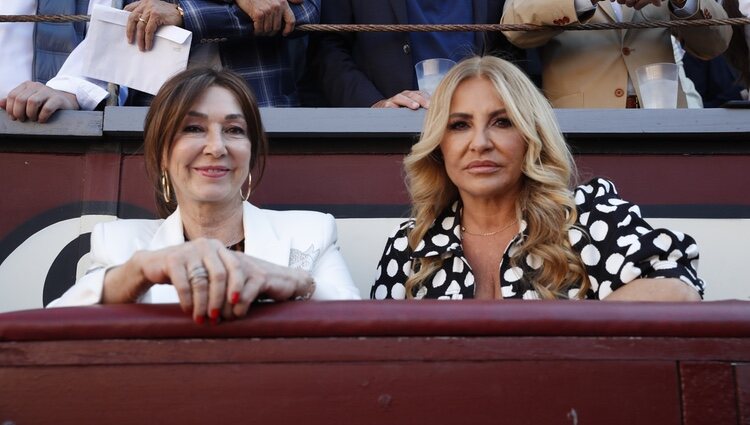 Ana Rosa Quintana con Cristina Tárrega en Las Ventas de Madrid