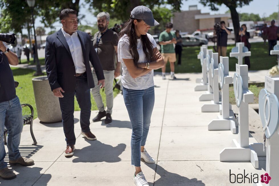 Meghan Markle rinde homenaje a las víctimas del tiroteo de Uvalde