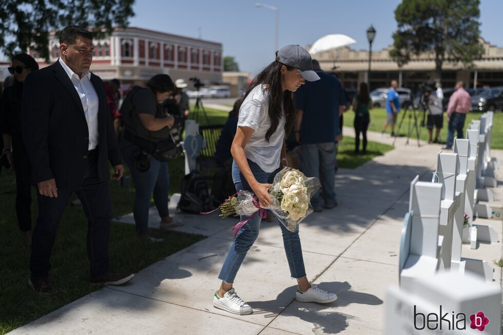 Meghan Markle ante el memorial a las víctimas del tiroteo de Uvalde