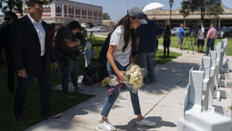 Meghan Markle ante el memorial a las víctimas del tiroteo de Uvalde