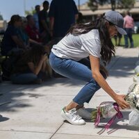 Meghan Markle coloca unas flores ante el memorial a las víctimas del tiroteo de Uvalde