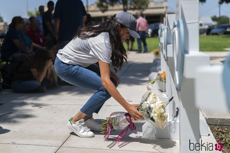 Meghan Markle coloca unas flores ante el memorial a las víctimas del tiroteo de Uvalde