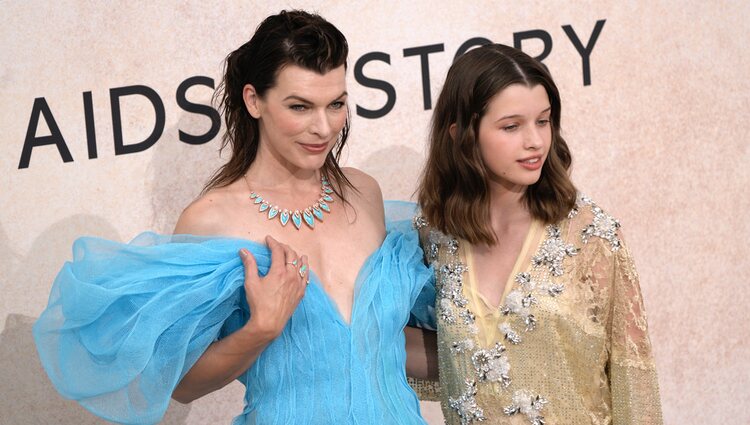 Milla Jovovich y Ever Anderson en la gala amfAR en el Festival de Cannes 2022