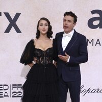 Caylee Cowan y Casey Affleck en la gala amfAR en el Festival de Cannes 2022