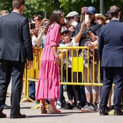 La Reina Letizia hablando con unos ciudadanos en la Feria del Libro de Madrid 2022