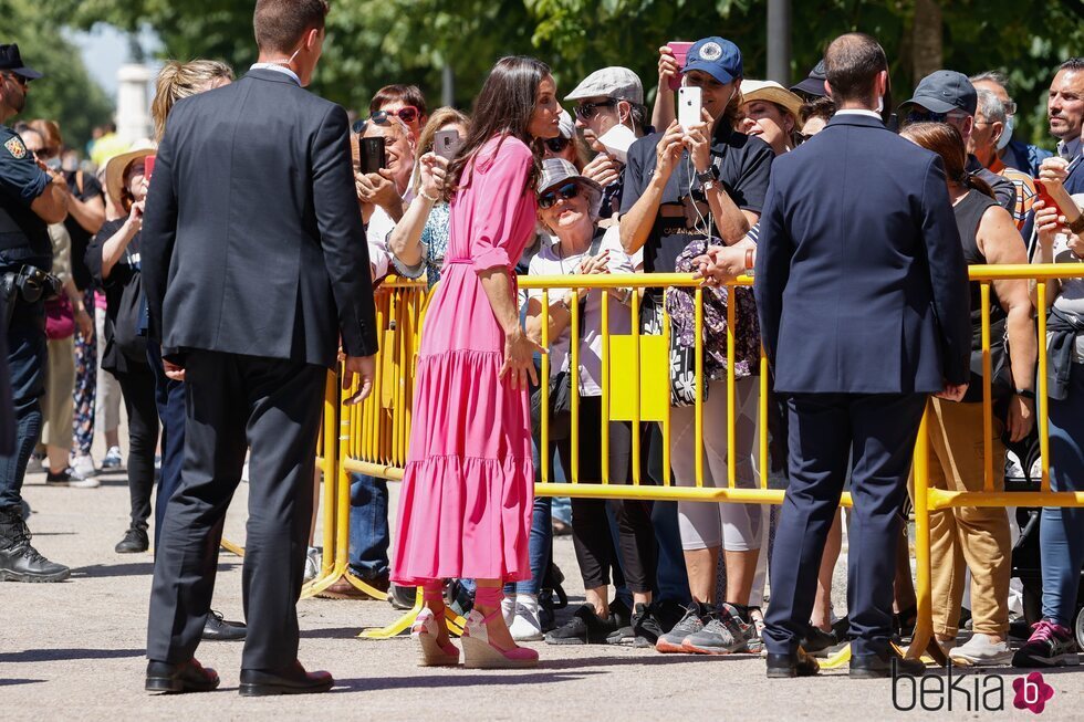 La Reina Letizia hablando con unos ciudadanos en la Feria del Libro de Madrid 2022