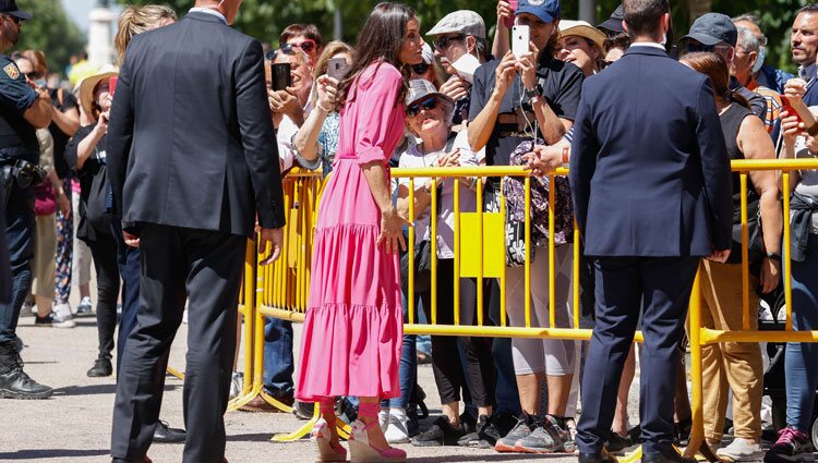 La Reina Letizia hablando con unos ciudadanos en la Feria del Libro de Madrid 2022