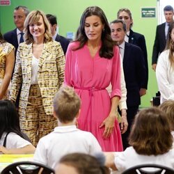 La Reina Letizia con unos niños en la Feria del Libro de Madrid 2022