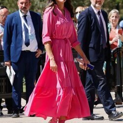 La Reina Letizia con un vestido rosa en la Feria del Libro de Madrid 2022