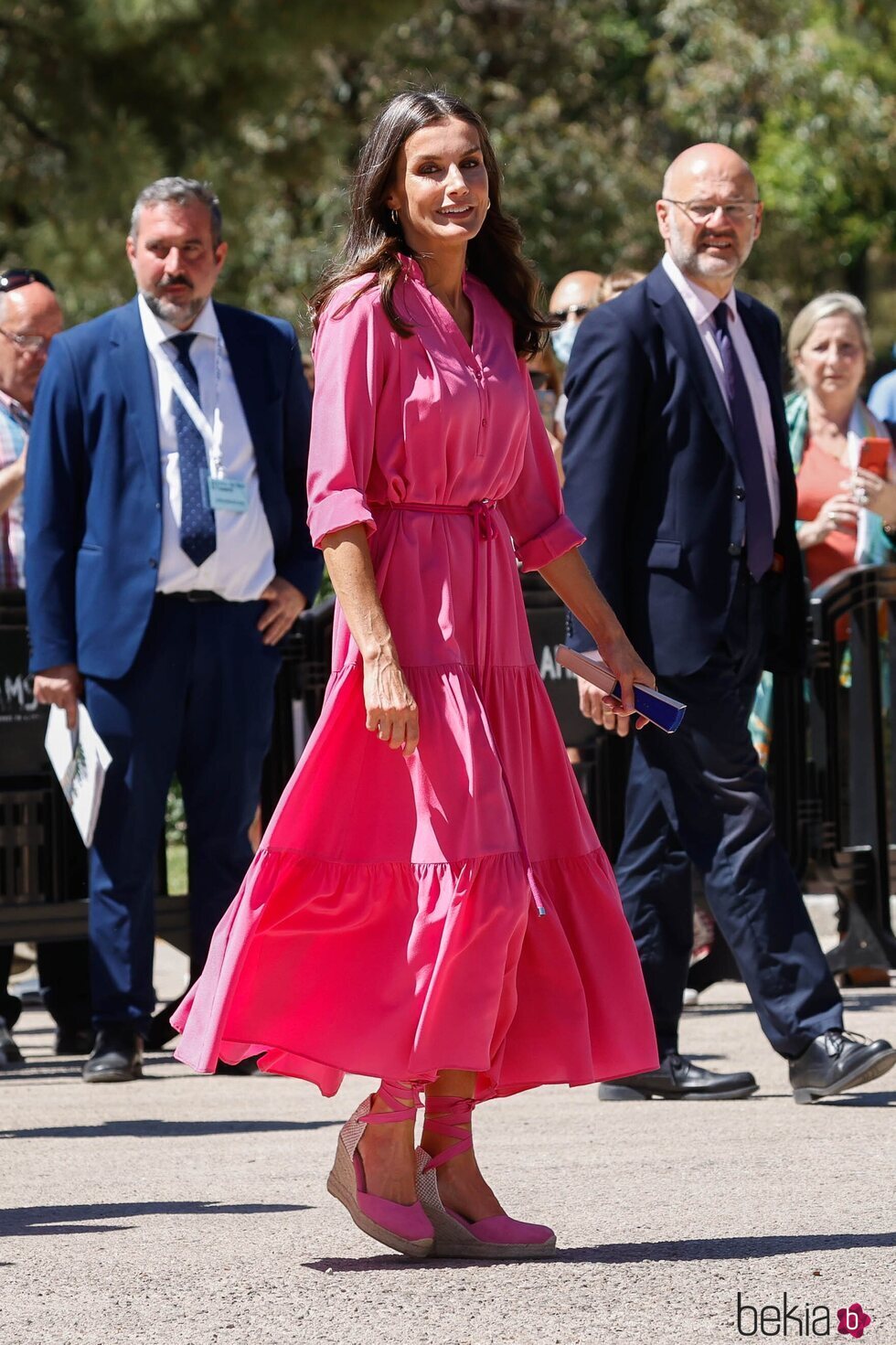 La Reina Letizia con un vestido rosa en la Feria del Libro de Madrid 2022