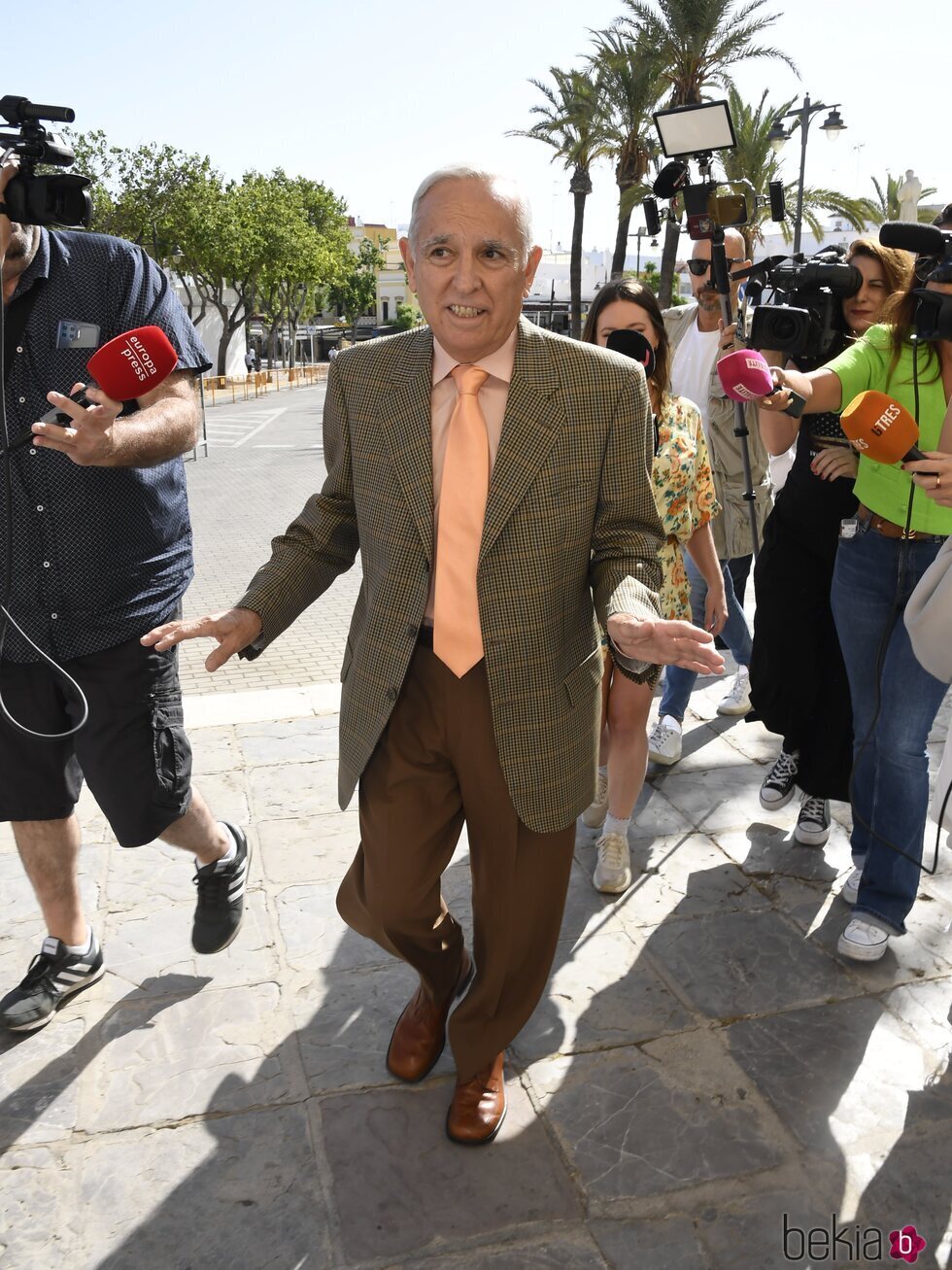 José Antonio en el santuario de la Virgen de Regla por el 16 aniversario de la muerte de Rocío Jurado