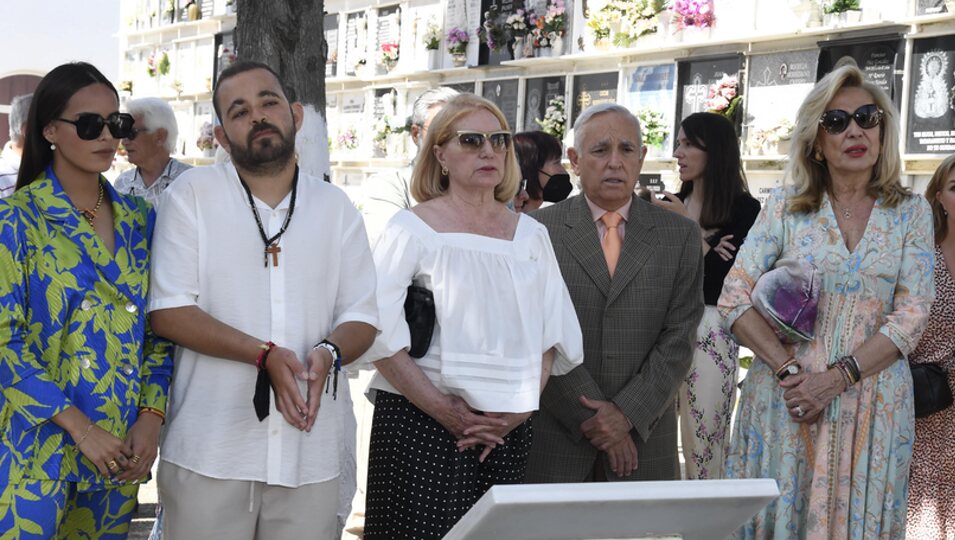 El clan Ortega-Mohedano en el cementerio por el 16 aniversario de la muerte de Rocío Jurado