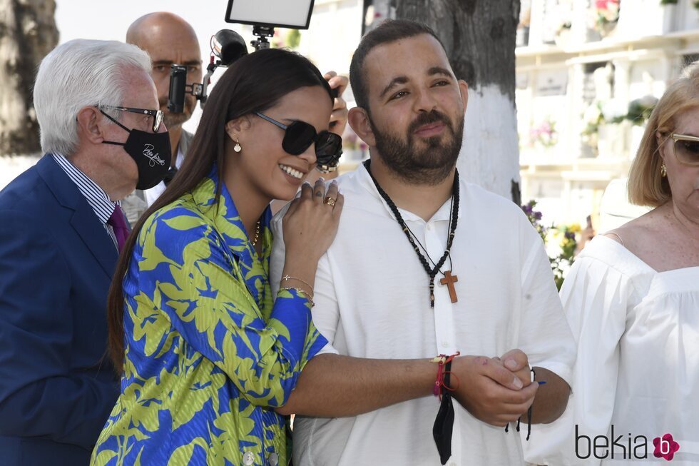 Gloria Camila y David Flores en el cementerio por el 16 aniversario de la muerte de Rocío Jurado