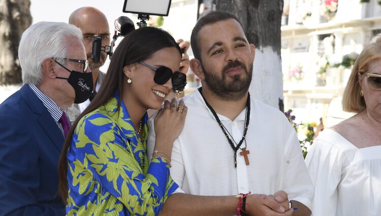 Gloria Camila y David Flores en el cementerio por el 16 aniversario de la muerte de Rocío Jurado