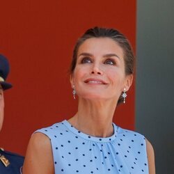 La Reina Letizia mirando hacia arriba en el desfile del Día de las Fuerzas Armadas 2022