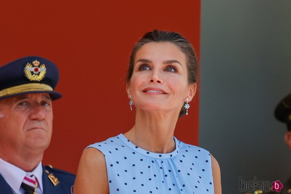 La Reina Letizia mirando hacia arriba en el desfile del Día de las Fuerzas Armadas 2022