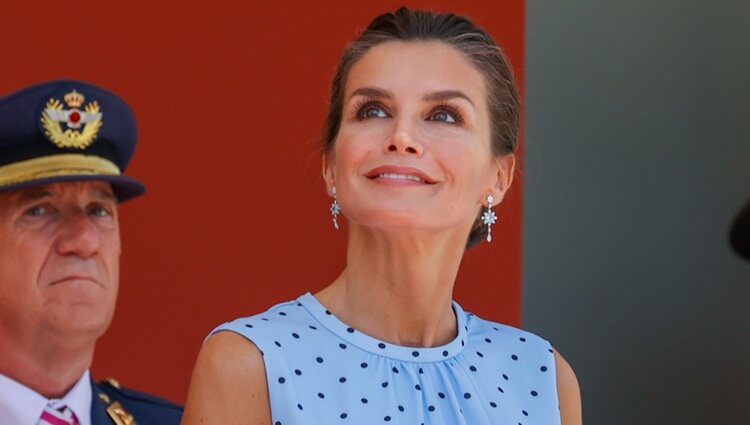 La Reina Letizia mirando hacia arriba en el desfile del Día de las Fuerzas Armadas 2022