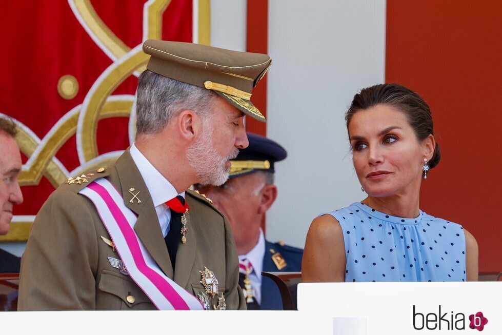 El Rey Felipe y la Reina Letizia, cómplices en el Día de las Fuerzas Armadas 2022