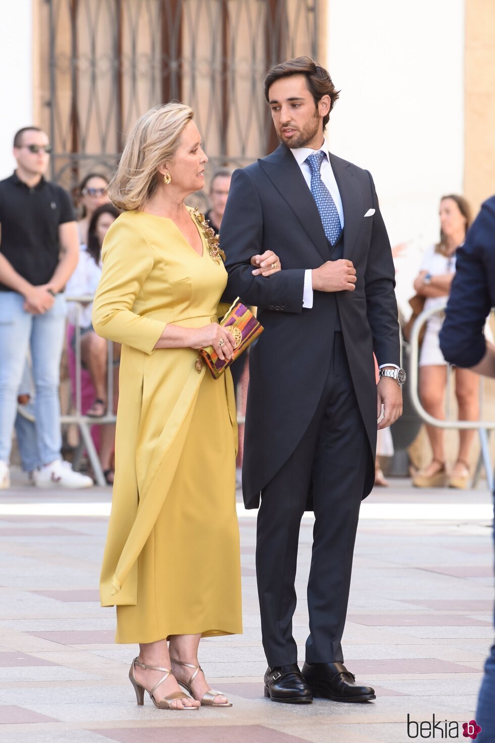 Lorenzo Remohi y su madre en su boda con Marta Lozano