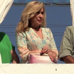 Rosa Benito en el balcón viendo la procesión de la Virgen de Regla