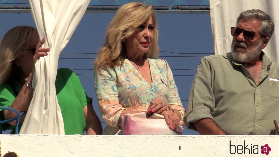 Rosa Benito en el balcón viendo la procesión de la Virgen de Regla