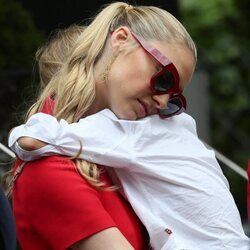 Beatrice Borromeo abraza a su hijo Stefano Casiraghi en el Gran Premio de F1 de Mónaco 2022