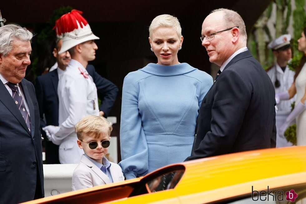 Alberto y Charlene de Mónaco y su hijo Jacques de Mónaco en el Gran Premio de F1 de Mónaco