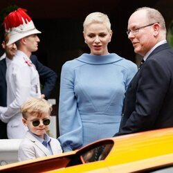 Alberto y Charlene de Mónaco y su hijo Jacques de Mónaco en el Gran Premio de F1 de Mónaco