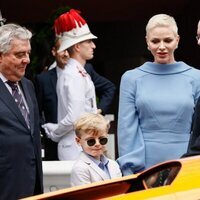 Alberto y Charlene de Mónaco y su hijo Jacques de Mónaco en el Gran Premio de F1 de Mónaco