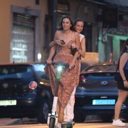 Victoria Federica y Rocío Laffon en un patinete por Madrid