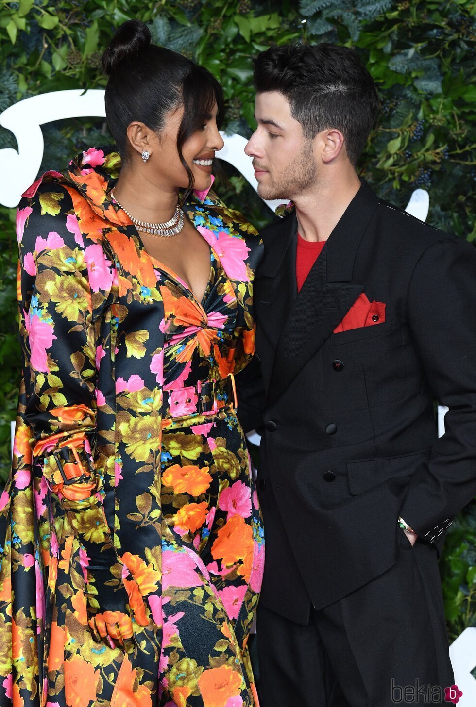 Nick Jonas y Priyanka Chopra, muy acaramelados en un evento de moda