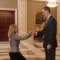 Almudena de Arteaga saludando al Rey Felipe en La Zarzuela