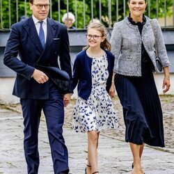 Victoria y Daniel de Suecia con su hija Estela de Suecia en Linkoping